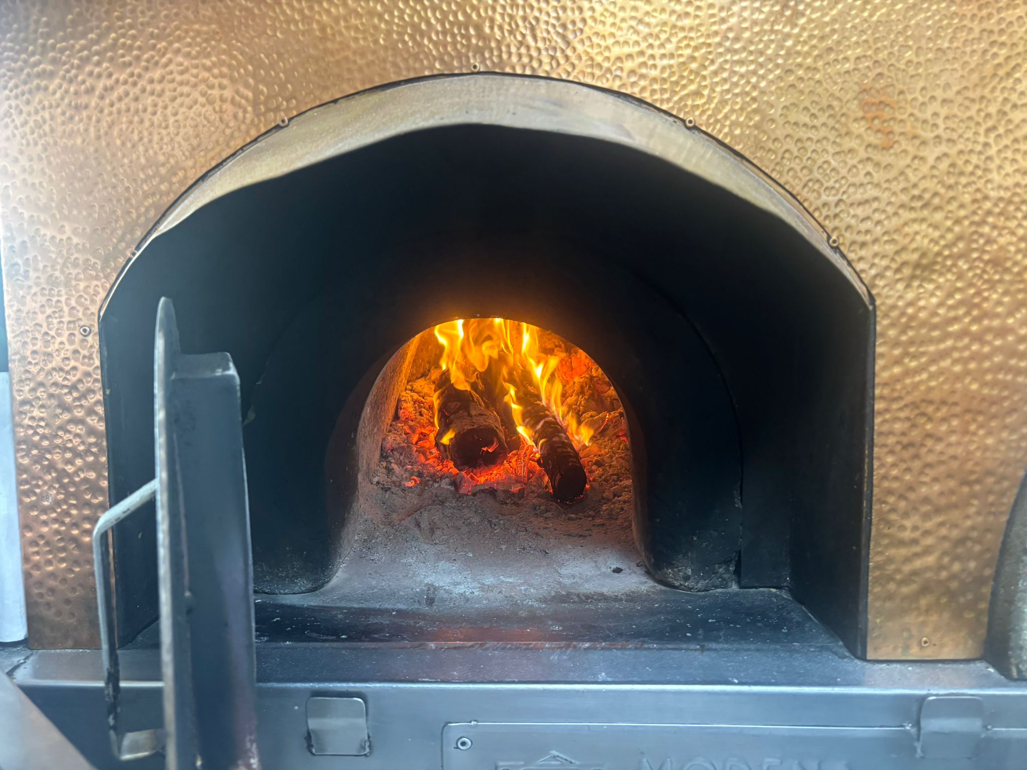 Horno de leña napolitano de Trattoria La Toscana Benidorm con fuego
