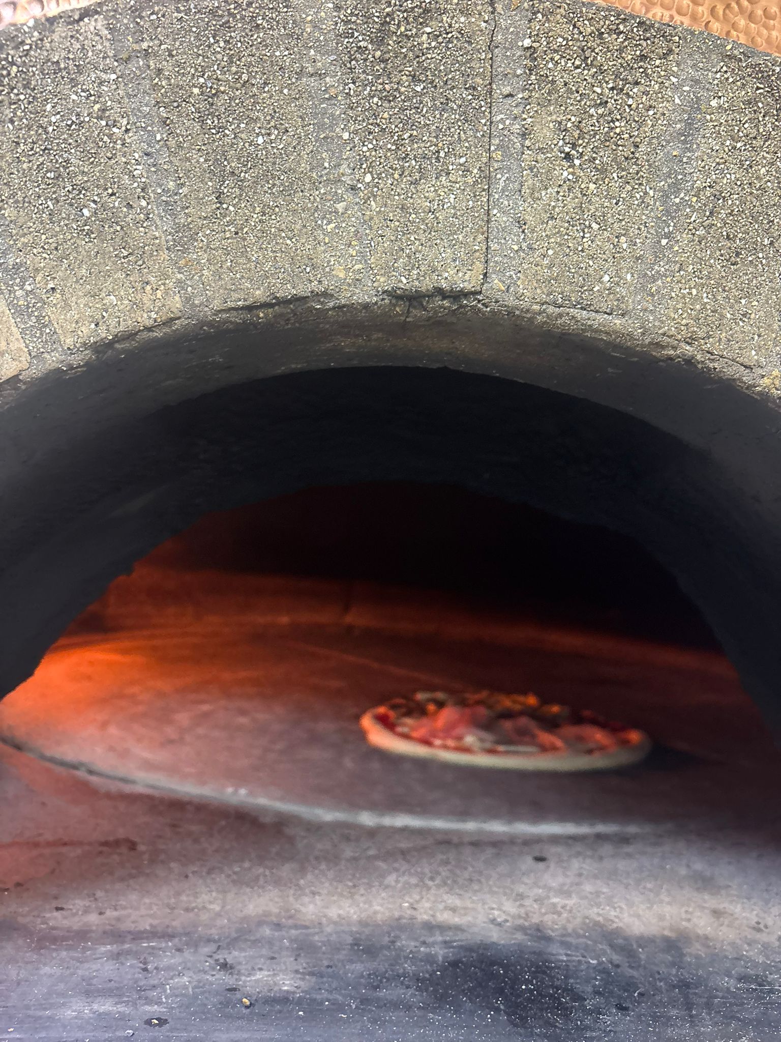 Pizza napolitana auténtica cocinándose en el horno de leña en Benidorm