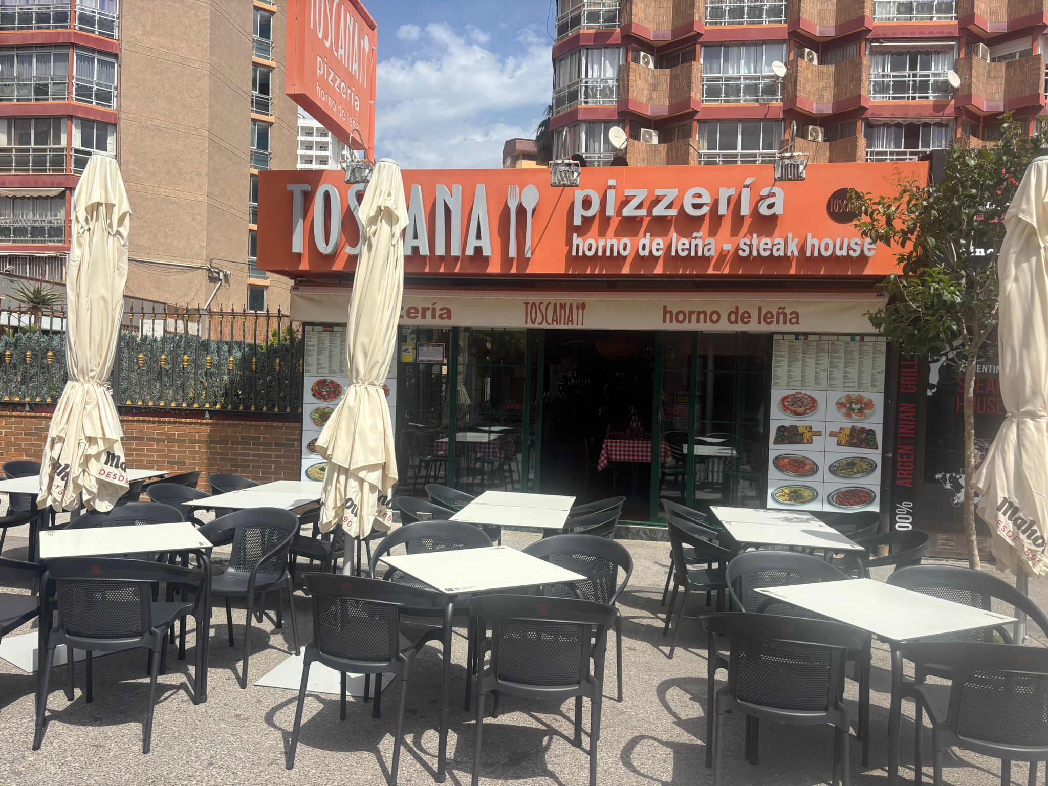 Terraza exterior de Trattoria La Toscana pizzería en Benidorm