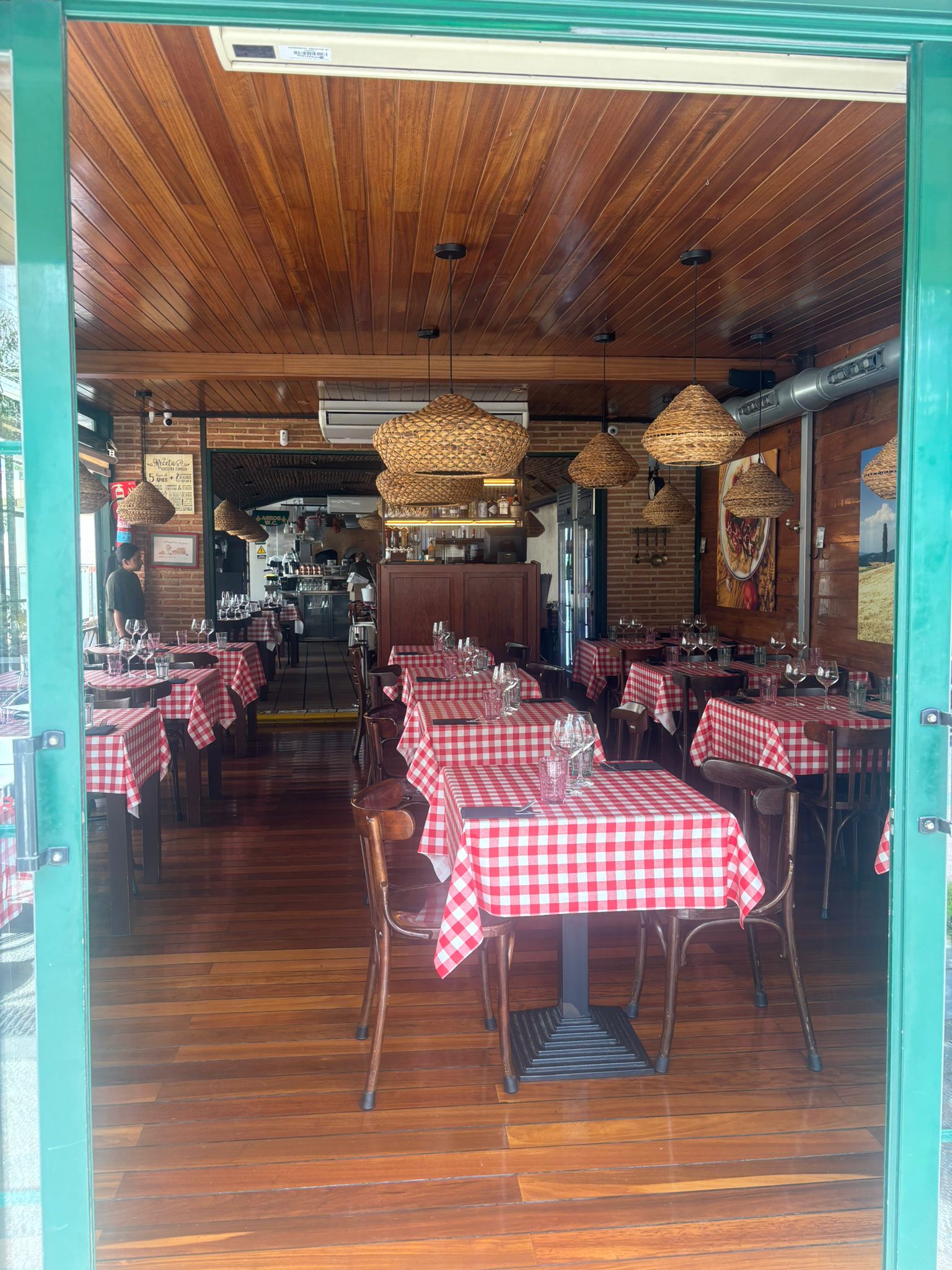 Interior acogedor de Trattoria La Toscana en Benidorm con manteles a cuadros
