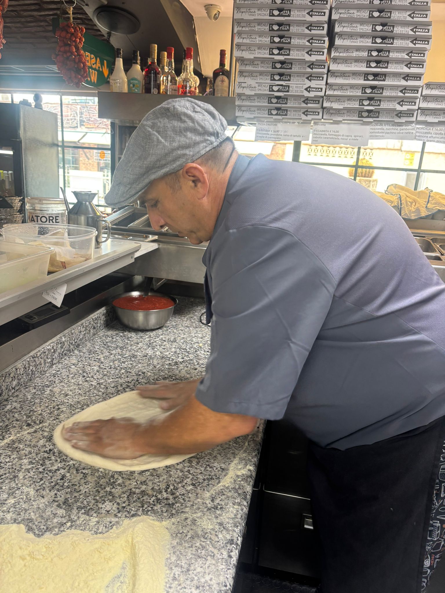 Mimmo, Maestro Pizzero Napolitano, estirando la masa